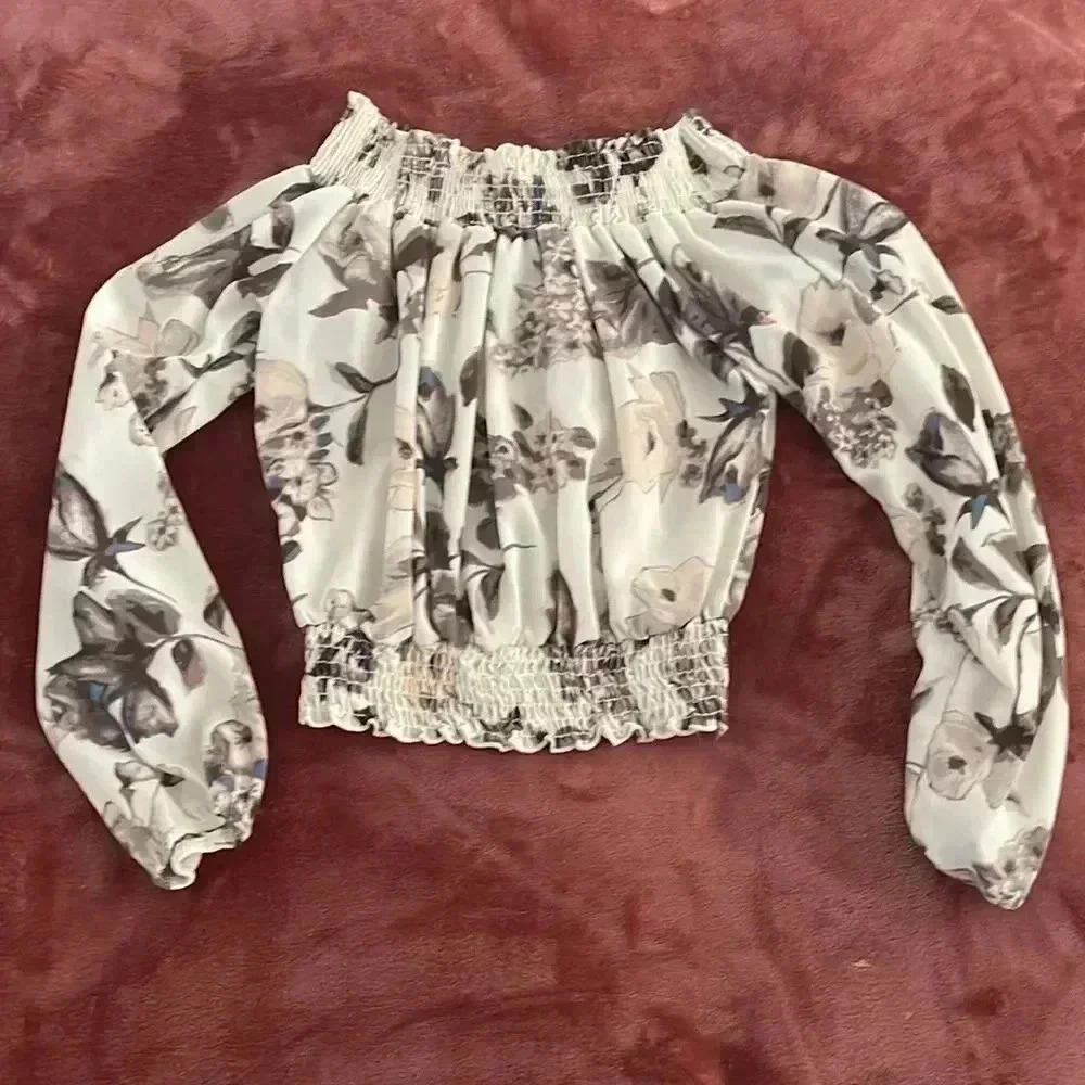 💛Beautiful blouse that can be worn off the shoulders